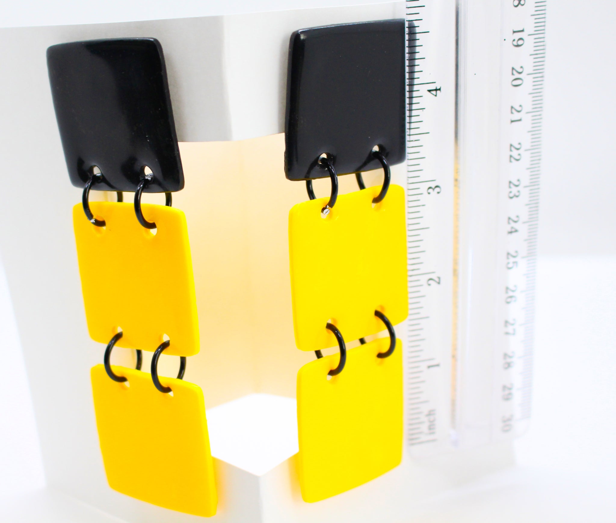 KD-1110a "Ivy" Modern 3 Tiered Drop Posts in Black/Yellow